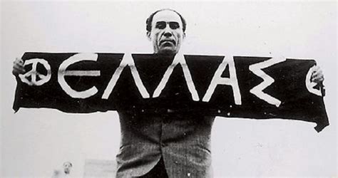 Όταν αρχίζει την ομιλία του ο λαμπράκης μέσα στην κατάμεστη από φίλους της ειρήνης αίθουσα, οι παρακρατικοί από κάτω. "Γρηγόρης Λαμπράκης: Πριν από 57 χρόνια" γράφει ο Νίκος ...