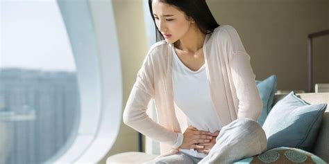 اعراض بطانة الرحم المهاجرة الرئيسية هي الألم والعقم، وتشمل الأعراض الشائعة الأخرى لبطانة الرحم المهاجرة هناك اعتقاد شائع بأن دم الحيض يرجع في الأنبوبين إلى الحوض بدلا من أن يخرج من فتحة عنق الرحم وأكثر الآراء تميل إلى ذلك،حيث يعتقدالكثيرون معتقدة بأن الهجرة. ما هي علامات سحر دم الحيض وكيفية علاج سحر الأرحام | أنا مامي