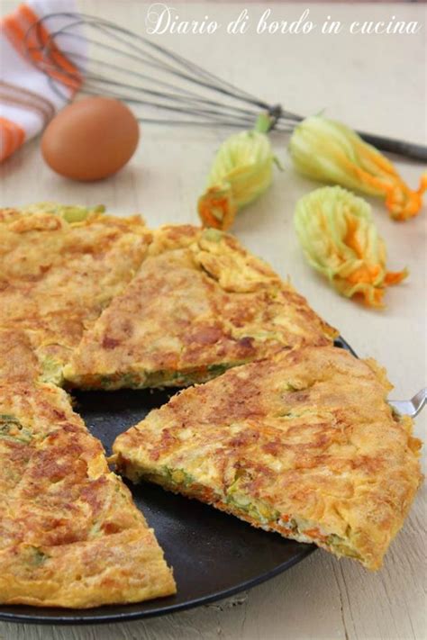 Staccate i fiori dalle zucchine con le mani 1 e lavateli delicatamente immergendoli in una ciotola di acqua fredda, poi trasferiteli su della carta assorbente da cucina per farli asciugare. Frittata al forno di fiori di zucca