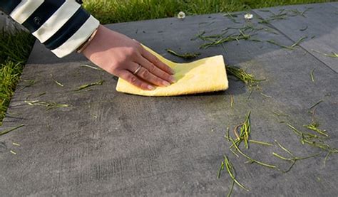 Oft kann man selber sogar mehr schaden anrichten, als gutes tun. Terrassenplatten reinigen