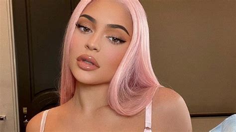 Pose Hampir Telanjang di Tempat Sakral, Kylie Jenner ...