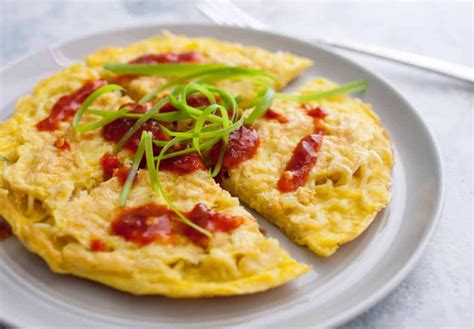 Take a bite and it's instantly savory, with a creamy interior and the perfect salty zing of cheese. Easy Ramen Omelette Recipe - Made for One ~ Macheesmo