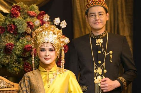 Terlihat gagah dan cantik, roger dan chika mengenakan pakaian bernuansa putih pada saat 4. Jelang Menikah, Cut Meyriska Jalani Pengajian Hingga ...