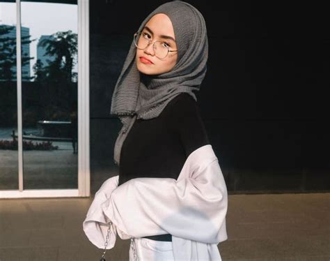 Wisata spot selfie terbesar di medan. Gaya Selfie Hijab Pakai Kacamata - gaya foto