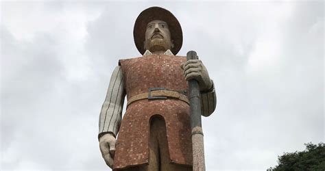 Manuel de borba gato foi um bandeirante paulista iniciou suas atividades com o sogro fernão dias pais quando faleceu em 1718 com quase 70 anos de idades ocupava o cargo de juiz ordinário da vila de sabará. Descolonizar é preciso: abaixo o Borba Gato!