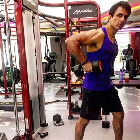 6 feet 2 inches (6′ 2″). Kung Fu Yoga actor Sonu Sood is giving us major fitness ...