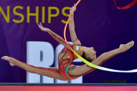 No hubo penalización para ashram al caer su elemento. Dina AVERINA (Russia)🇷🇺 ~ Ribbon @ European Championships ...