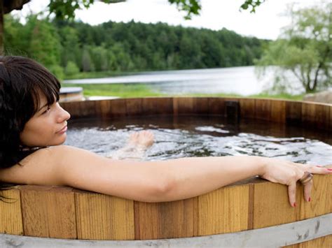 Can pregnant women get into hot tubs? Is it safe to... during pregnancy? - BabyCentre