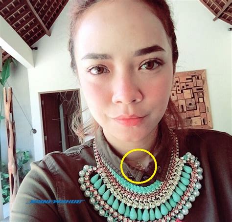 Kalimat yang ada di lambang ava terbaru yang mirip dengan lambang freemason. Segitiga Di Leher Nora Danish, Simbol Illuminati? - MYNEWSHUB