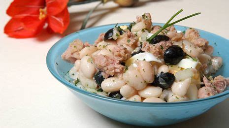 Escurrimos las alubias, y las ponemos en la olla rápida junto con el puerro, la cebolleta, la zanahoria, la hoja de laurel y dos dientes de ajo. Ensalada de alubias blancas con atún | Receta (con ...