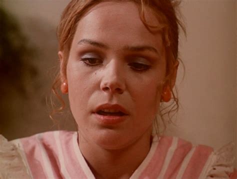 Do skladu porcelánu nastupuje nová pracovní síla, nesmělá šestnáctiletá maruška, zatímco dlouholetá vedoucí paní světla jako již mnohokrát vyhrožuje, že s tím. Filmovízia: Holky z porcelánu 1974