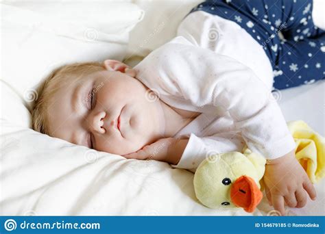Ab wann schlafen babys durch? Nettes Entz?ckendes Baby Von 6 Monaten Schlafen Ruhig Im ...