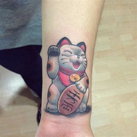 Xăm mèo thần tài và daruma cực đẹp bật mí thêm cho bạn những mẫu tattoo xăm mèo thần tài mini cute và đáng yêu phù hợp với. Hình Xăm Mèo Thần Tài Mini ️ Mẫu Tattoo Mèo May Mắn