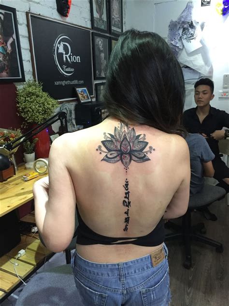 Bên trong thân hình cú mèo là dải thiên hà vô tận. Hình xăm madala sau lưng nữ đẹp | Xăm, Hình xăm, Hình ảnh
