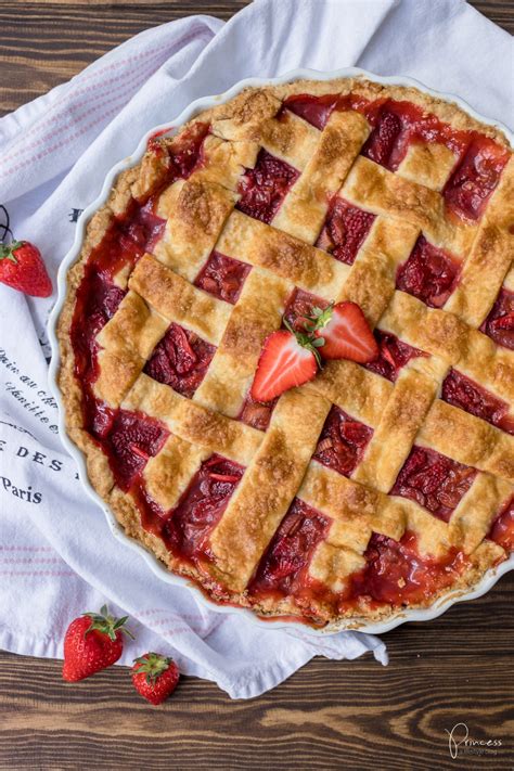 Das habe ich noch nie gehört, und ich frage mich gerade warum. Food Blog Rhabarber / Erdbeer Rhabarber Pie Rezept | Food ...