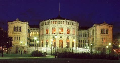 Dette er stortingets offisielle side på facebook. Kunstvandring på Stortinget april