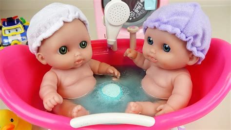 Because of how far the my bath seat came into the middle, and not wanting to put the other fella over the drain, the kids were leg to leg in these baby bath seats. Twin Baby Doll Bath & Shower ball Berenguer toy play - YouTube