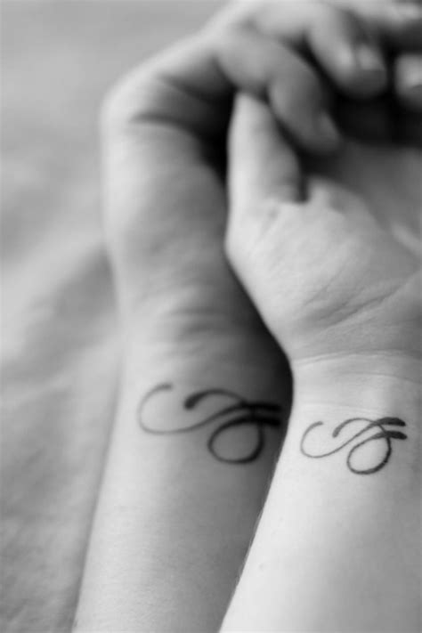 ▷ diese 25 papierflugzeug anleitungen musst du falten! 50 kleine Tattoos - Ideen für Motive mit Bedeutung | Tatouage couple, Tatouage discret, Petit ...