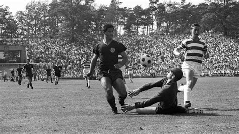 Unzählige Titel und Tore: Die Karriere von Gerd Müller ...