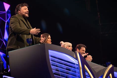 A cantora vestiu a pele do 'corvo' e esta foi a máscara que mais intrigou os investigadores: Pavão, Corvo e Astronauta: Finalmente os nomes por detrás ...