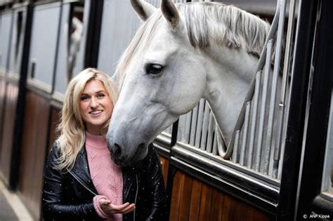 Britt dekker draagt harper & yve. Britt Dekker en Brugklas in de race om Zapp Awards ...