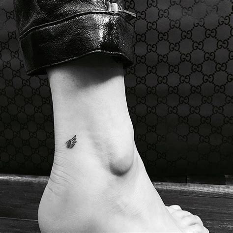 Bella hadid got a tiny rose bud tattoo on her right elbow by jon boy in july 2017. Pin by Cécilia N'zian on Bella hadid | Running tattoo ...