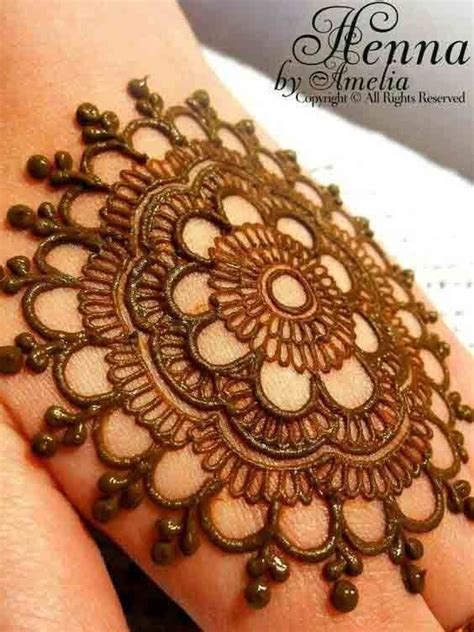 Girls love to apply back hand mehndi designs on their backhands as it looks incredible and. Gol Tikki Mehndi Designs For Back Hand Images / Simple ...
