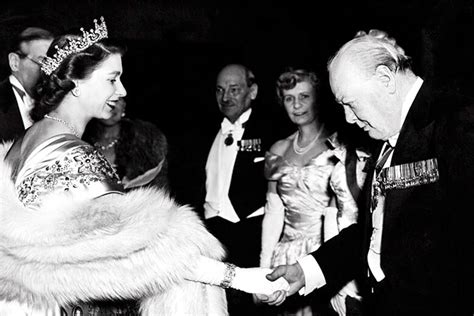 L'ordine di successione al trono britannico. El retrato que hizo renunciar a Churchill | Cinco Noticias