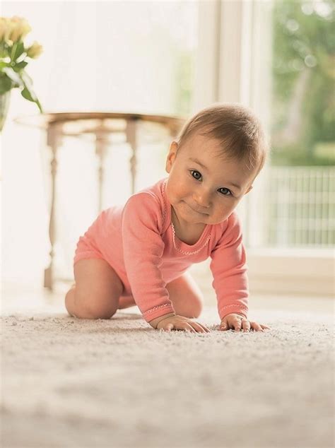 Lass dich nicht verrückt machen, wenn dein baby seine fähigkeit zu einem bestimmten zeitpunkt (noch) nicht kann. Mit kräftig aufgestützen Armen kann Ihr Baby die Knie ...