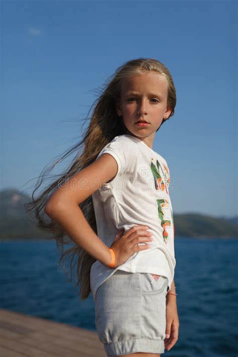 Il y a 13 ans et 1 mois. Le Portrait De La Jeune Fille Environ 9-12 Ans Photo stock ...