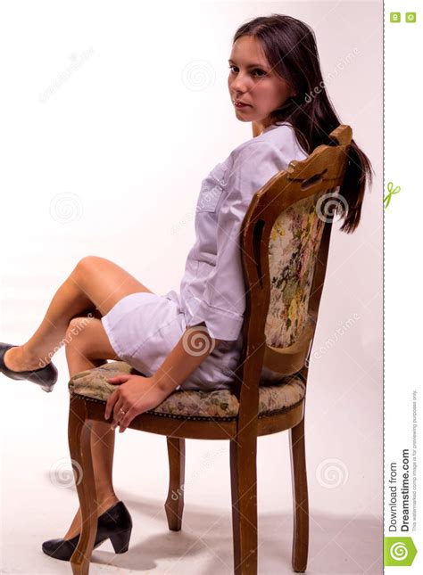 Er steckt seinen penis in den mund und folgt dem vaginalen sex. Sexy Krankenschwester, Die Auf Stuhl Sitzt Stockbild ...