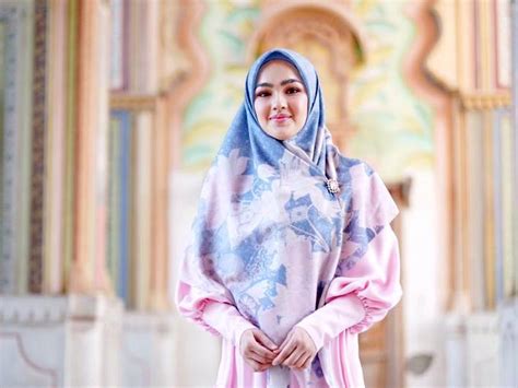 Says curates malaysia's biggest stories, simplifying the latest news on politics, entertainment, fun, trending topics, and more. BUTTONSCARVES X ELFIRA LOY PERKENAL 'THE MAHARANI' - KAK ...