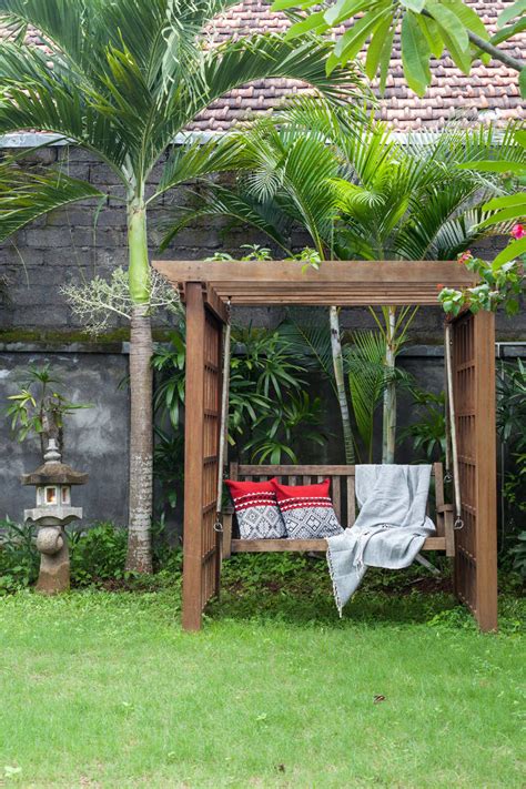 Balkon bisa menjadi area santai jika ditata menjadi hijau dengan tanaman. 12 inspirasi taman rumah minimalis di lahan kecil