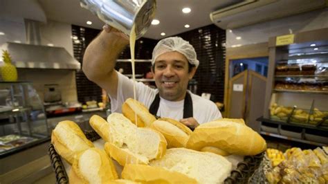 O leite condensado é o produto resultante da remoção parcial de água do leite, sendo frequentemente adicionado de açúcar. O 'pão à Bolsonaro', com leite condensado, ganha adeptos ...