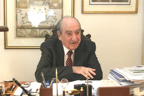 Ένας πυροσβέστη κοίταξε τον έλληνα πρωθυπουργό, με δολοφονικό βλέμμα, το οποίο «μιλά» από μόνο του. Κωνσταντίνος Μητσοτάκης: Κηδεία δημοσία δαπάνη και με ...