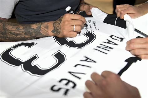 Watch the brazilian's first couple of days as a bianconeri player: Juventus, Dani Alves: "Sono qui per vincere la Champions ...