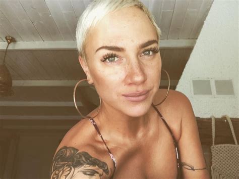 Múlthét pénteken jelent meg először nyilvánosság előtt, amióta megműttette melleit. Fél év után is fülig szerelmes Tóth Gabi