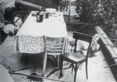 Vito genovese handcuffed as he leaves federal court to start a 15 year sentence. Lapagenossa: Abril 2010