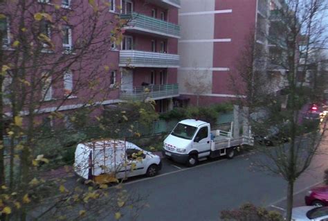 Si nous sommes bloqués dans l'ascenseur, nous appellerons du secours. son mec parti bosser elle nous propose de la baiser dans son appartement - un bon film x français