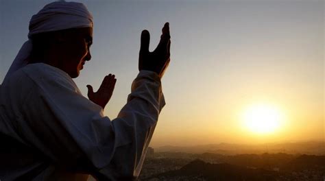 Keutamaan yang pertama bahwa tawakal adalah bagian dari upaya seseorang beriman atau menyakini keberadaan dan keesaan allah. Arti TAWAKAL adalah: Manfaat, Contoh, dan Dalil Tentang Tawakal