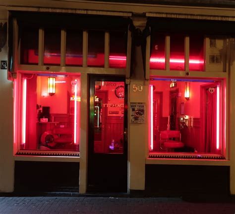 Red light district yazısında amsterdam'ın en sıra dışı gezi noktalarından kırmızı fener mahallesi hakkında bilgiler, fotoğraflar, tavsiyeler. 10 Safety Measures For Prostitutes in Amsterdam Red Light ...