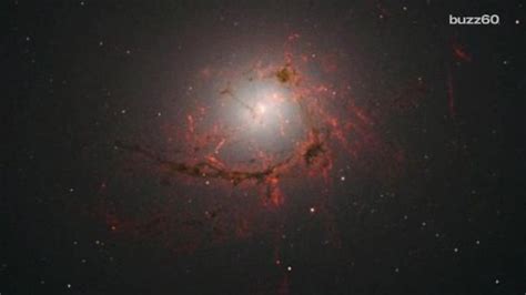 Galaxia espiral barrada 2608 : A galaxy 150 million light years away is the focus of a ...