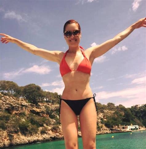 Milák fölényére jellemző, hogy két és fél másodperccel volt gyorsabb a második tomoru. Demcsák Zsuzsa mellei szinte kibuggyannak a bikinijéből ...