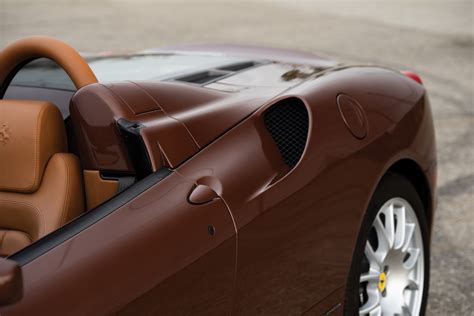 Completa il design dell'accessorio il cinturino realizzato in pelle marrone, con motivo a intarsio e impunture ton sur ton, che richiama i lussuosi interni delle vetture ferrari. Ferrari F430 Spider In Classic Marrone 1971 Paint Job Is Just Gorgeous | Carscoops