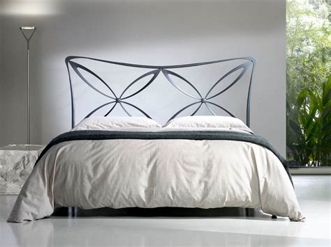 Letto in ferro battuto dalle linee semplici ed essenziali, perfetto per chi desidera arredare la propria camera da letto in modo sobrio ed elegante. Letto matrimoniale Alice in ferro battuto di Cosatto