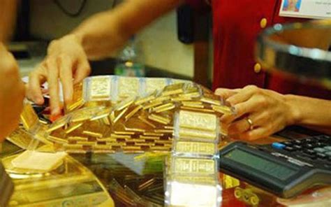 Trong khi, giá vàng nữ trang loại 24k và 18k đồng loạt quay đầu giảm nhanh từ 100.000 đồng/lượng đến 300.000 đồng/lượng sau khi bật tăng nhẹ ở phiên trưa hôm qua. Giá vàng tăng nhẹ, Mỹ - Trung lại có thêm những diễn biến mới