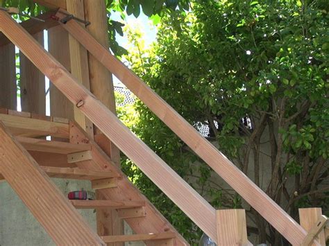 Die seitenwangen zuschneiden für die holztreppe werden als erstes die beiden wangen gefertigt. Holztreppe selber bauen für Garten und Terrasse ...