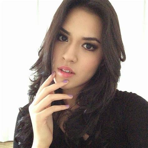 Dekorasi bertemakan romantic rustic seperti yang sudah kamu lihat di berbagai foto di social media, acara lamaran raisa dan hamish. Foto Selfie Raisa Andriana Penyanyi Cantik Sumber : http ...