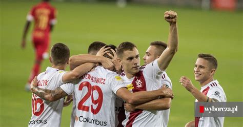 Łks łódź zremisował z widzewem łódź 2:2, choć do przerwy przegrywał 0:2. Derby Łodzi. Drużyna ŁKS pokonała piłkarzy Widzewa