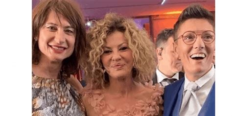 Dopo il coming out avvenuto all'isola dei famosi 2017. Il matrimonio di Eva Grimaldi e Imma Battaglia, abito da ...